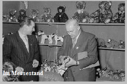 Hellmut Hermann im Messestand